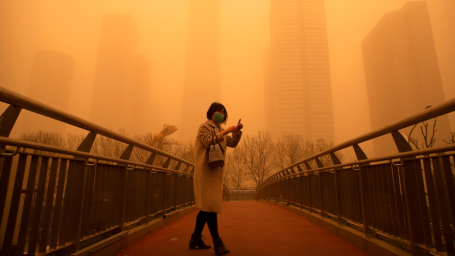 На Пекин обрушилась самая мощная песчаная буря десятилетия. ФОТО